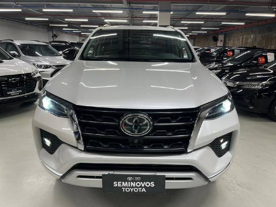 TOYOTA HILUX SW4 2.8 D-4D TURBO DIESEL SRX 7L 4X4 AUTOMÁTICO